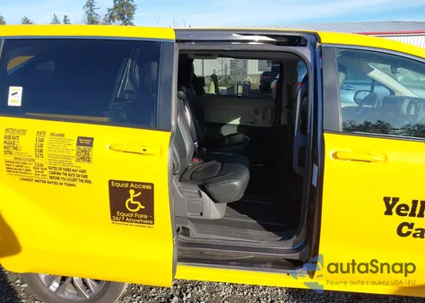 2021 Toyota Sienna Le z USA, uszkodzony, nr VIN 5TDKRKECXMS049139